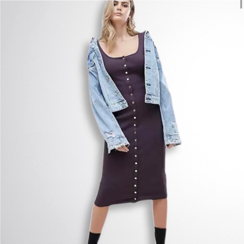 Midi length dress with front button closure. Army green.